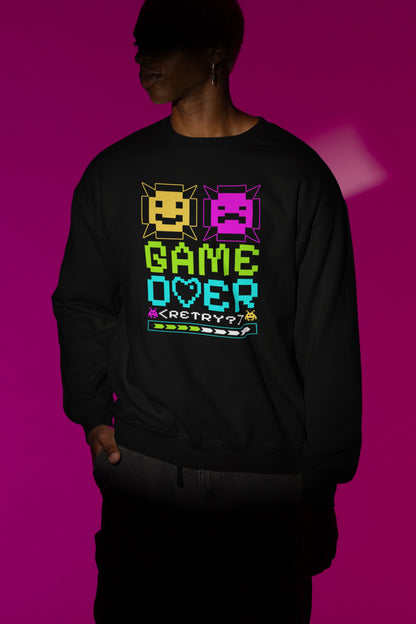 Game Over Emoji Pullover – Buntes Retro Pixel Design fuer Gamer – schwarz Pullover als Maennliches Model-Mockup, hochwertiges Nerd- & Gaming-Design Produktfoto.
