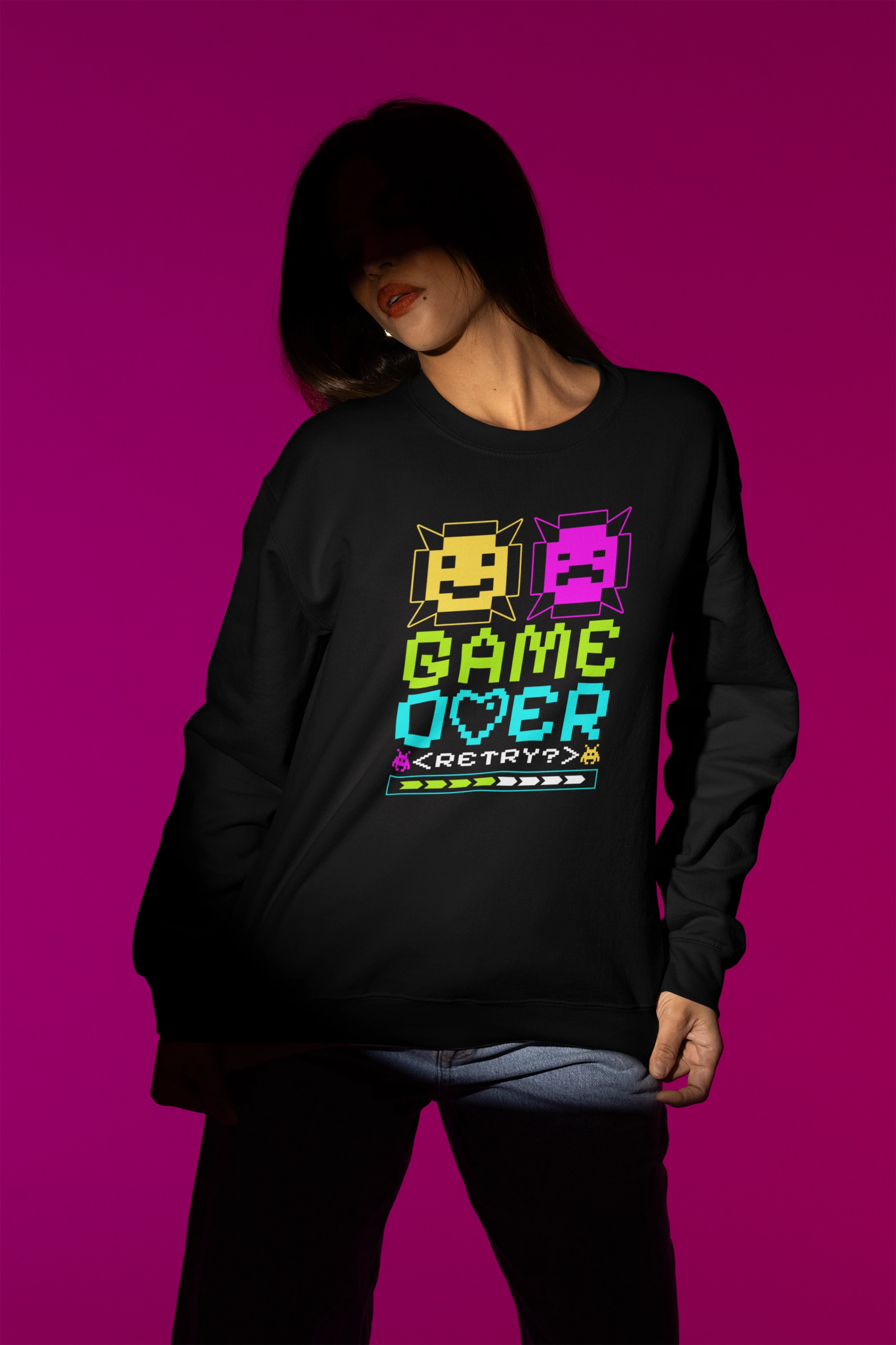 Game Over Emoji Pullover – Buntes Retro Pixel Design fuer Gamer – schwarz Pullover als Weibliches Model-Mockup, hochwertiges Nerd- & Gaming-Design Produktfoto.