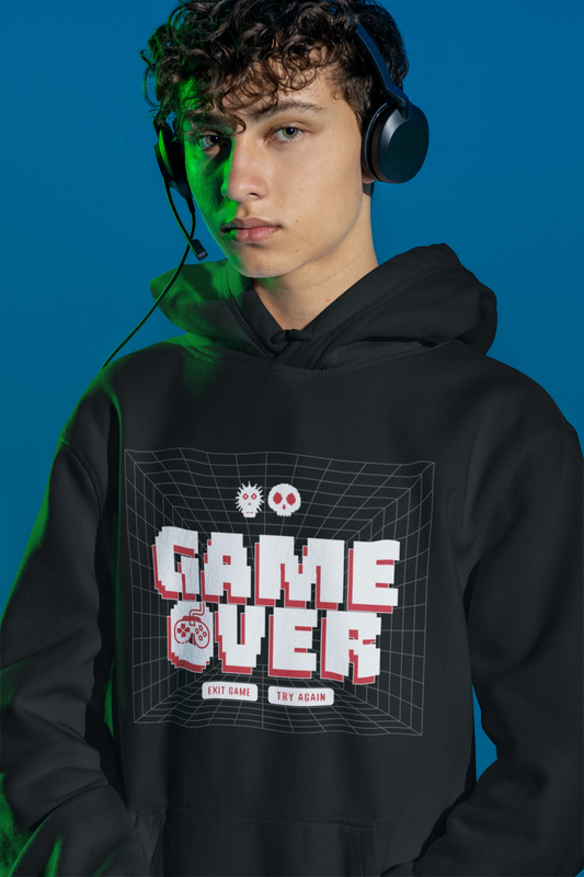 Game Over Grid Dimension – Retro Pixel Gaming Hoodie in Weiss & Rot – schwarz Hoodie als maennlich-Mockup, modernes Gaming-Design und hochwertiges Produktfoto.