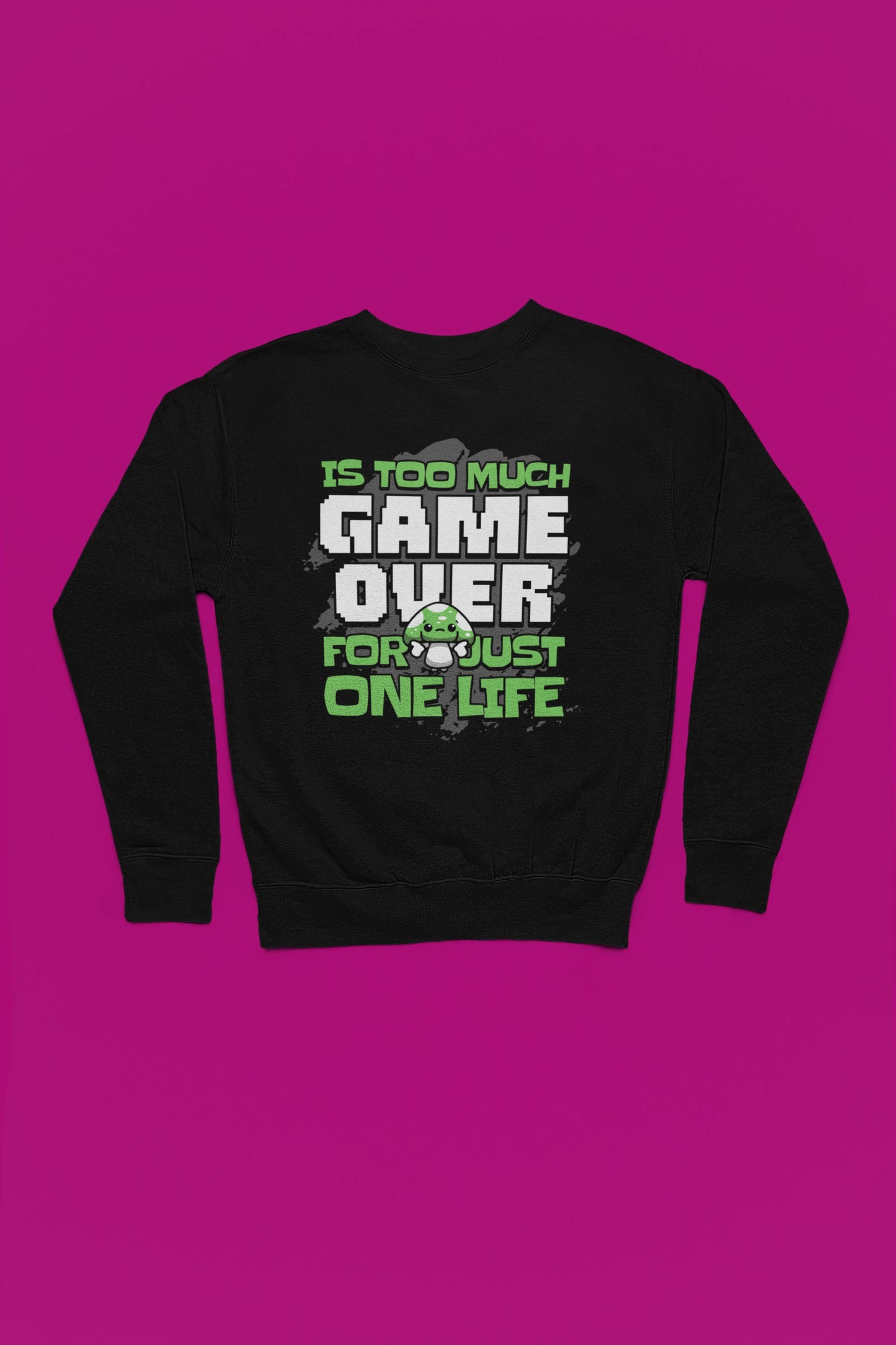 Game Over Mushroom | Retro Gamer Pullover im Pixel-Style – schwarz Pullover als Flatlay-Mockup, hochwertiges Nerd- & Gaming-Design Produktfoto.