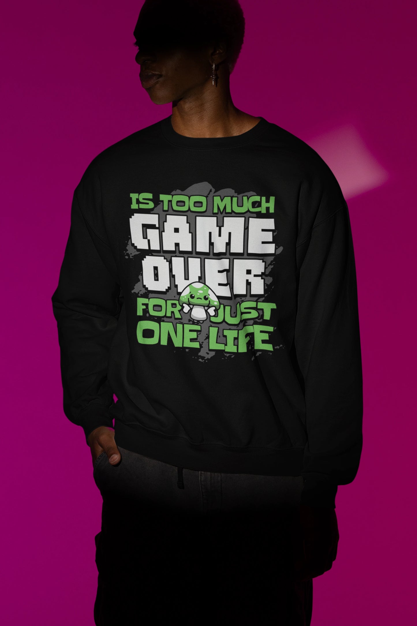 Game Over Mushroom | Retro Gamer Pullover im Pixel-Style – schwarz Pullover als Maennliches Model-Mockup, hochwertiges Nerd- & Gaming-Design Produktfoto.