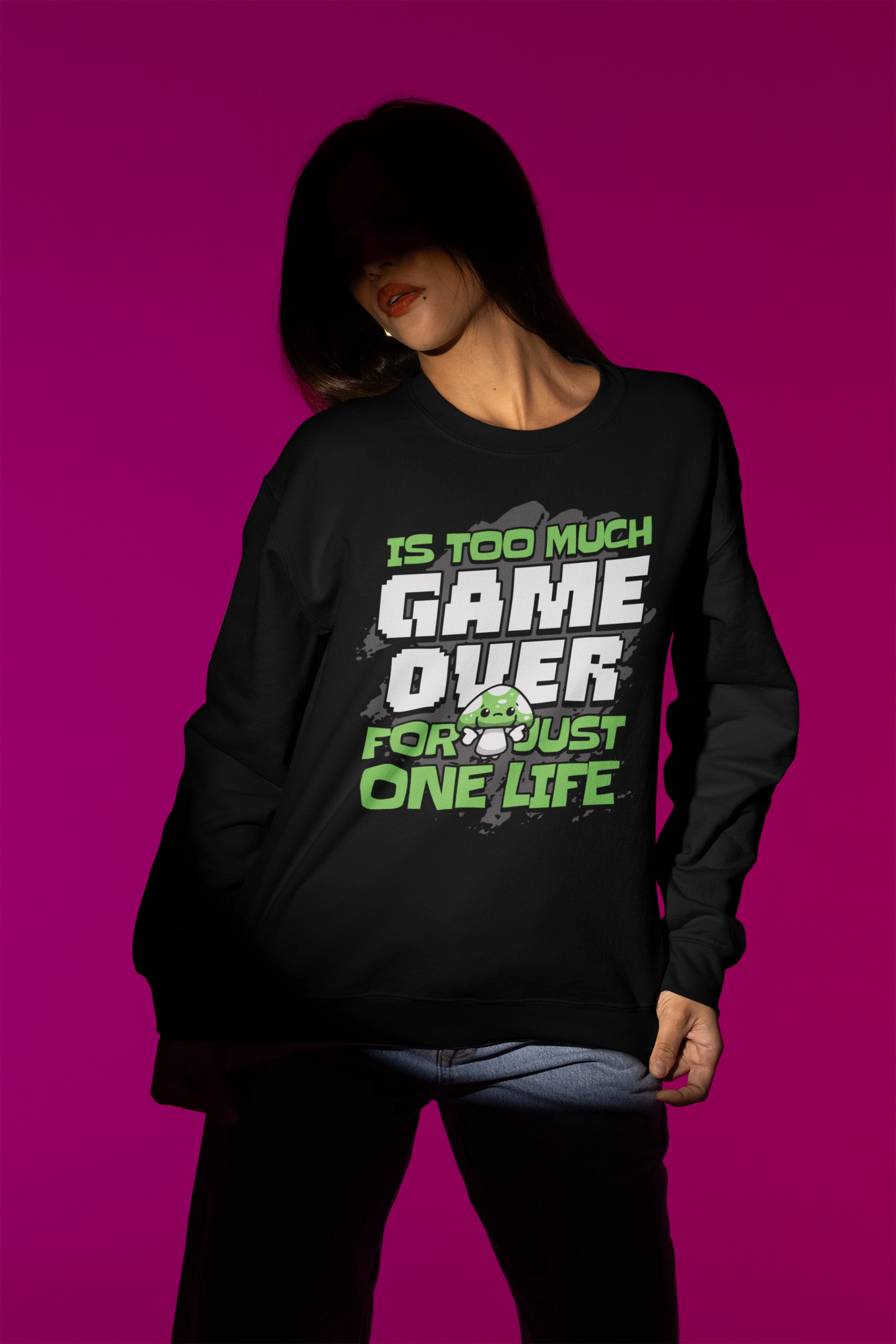 Game Over Mushroom | Retro Gamer Pullover im Pixel-Style – schwarz Pullover als Weibliches Model-Mockup, hochwertiges Nerd- & Gaming-Design Produktfoto.
