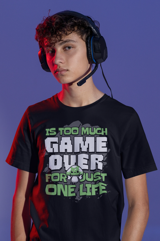Game Over – One Life Edition | Lustiges Gamer T-Shirt mit Pilz-Motiv – schwarz T-Shirt als maennlich-Mockup, modernes Gaming-Design und hochwertiges Produktfoto.
