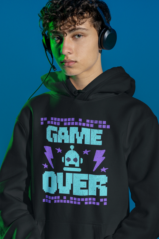 Game Over Pixel Bot – Retro 90s Gaming Hoodie – schwarz Hoodie als maennlich-Mockup, modernes Gaming-Design und hochwertiges Produktfoto.