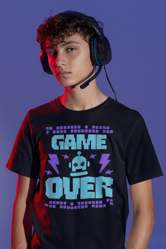 Game Over – Retro Robot T-Shirt im 8-Bit Stil – schwarz T-Shirt als maennlich-Mockup, modernes Gaming-Design und hochwertiges Produktfoto.