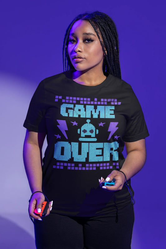 Game Over – Retro Robot T-Shirt im 8-Bit Stil – schwarz T-Shirt als weiblich-Mockup, modernes Gaming-Design und hochwertiges Produktfoto.