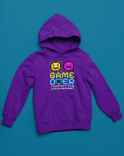 Game Over – Retry? | Buntes 8-Bit Emoji Hoodie – lila Hoodie als flatlay-Mockup, modernes Gaming-Design und hochwertiges Produktfoto.
