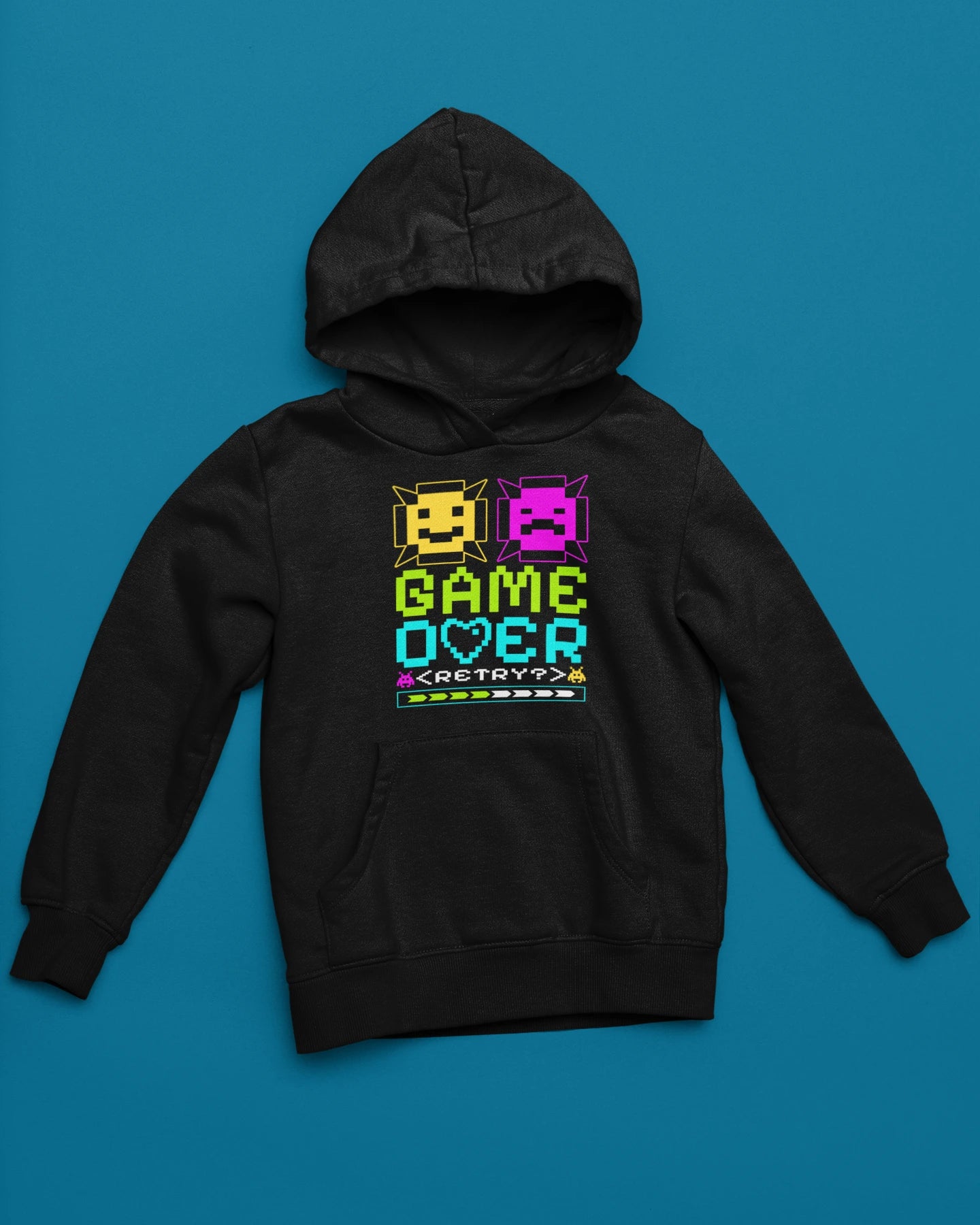 Game Over – Retry? | Buntes 8-Bit Emoji Hoodie – schwarz Hoodie als flatlay-Mockup, modernes Gaming-Design und hochwertiges Produktfoto.
