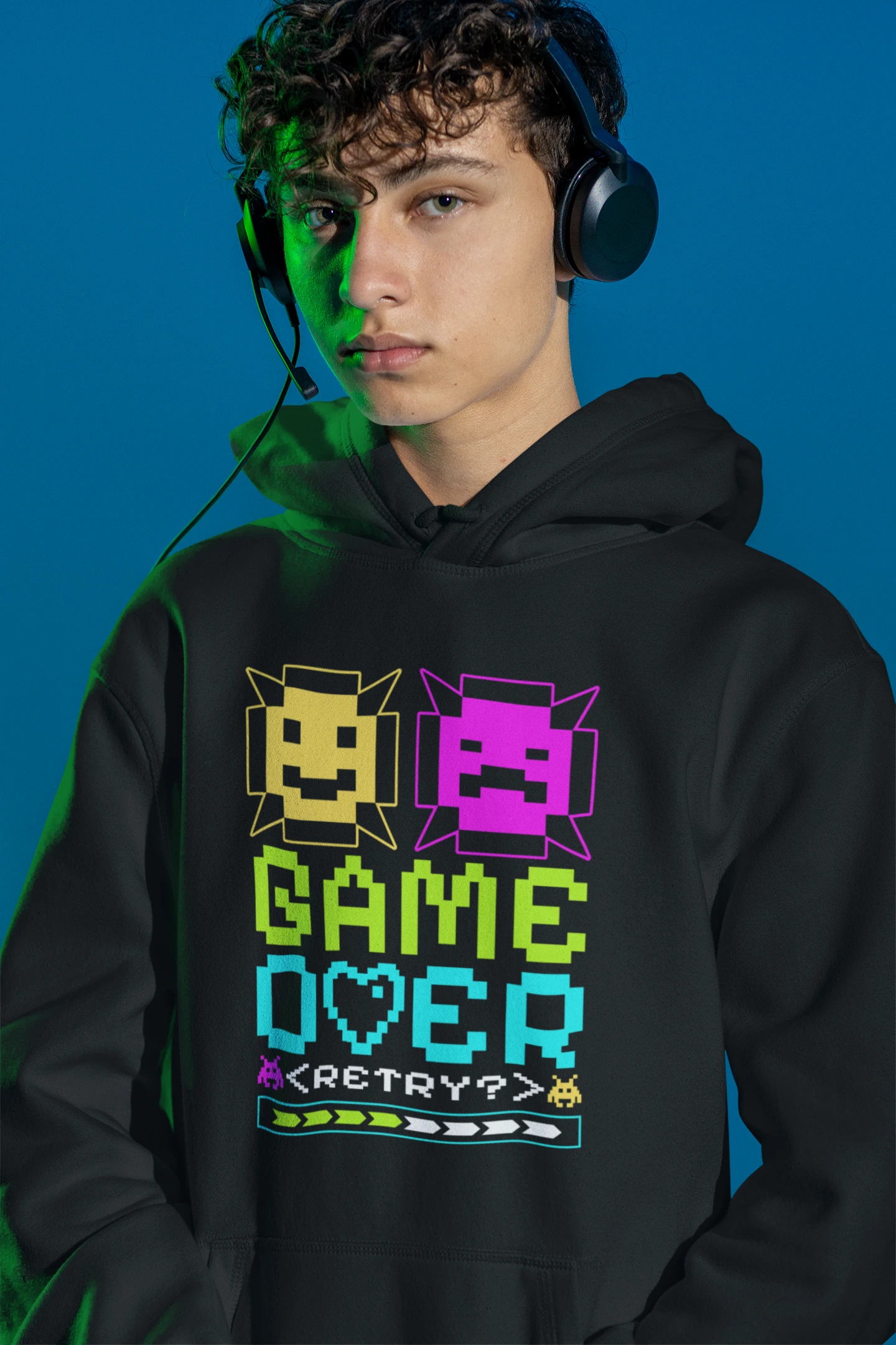 Game Over – Retry? | Buntes 8-Bit Emoji Hoodie – schwarz Hoodie als maennlich-Mockup, modernes Gaming-Design und hochwertiges Produktfoto.