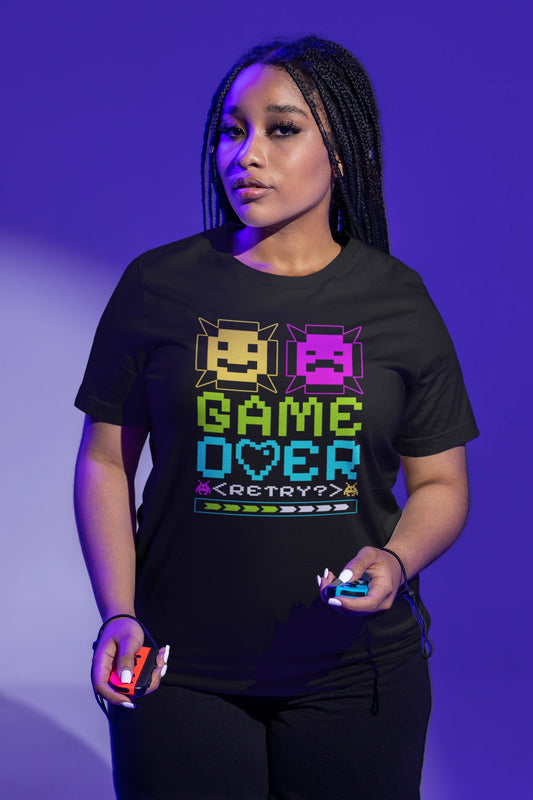 Game Over Retry – Retro Gamer T-Shirt mit Pixel Design – schwarz T-Shirt als weiblich-Mockup, modernes Gaming-Design und hochwertiges Produktfoto.