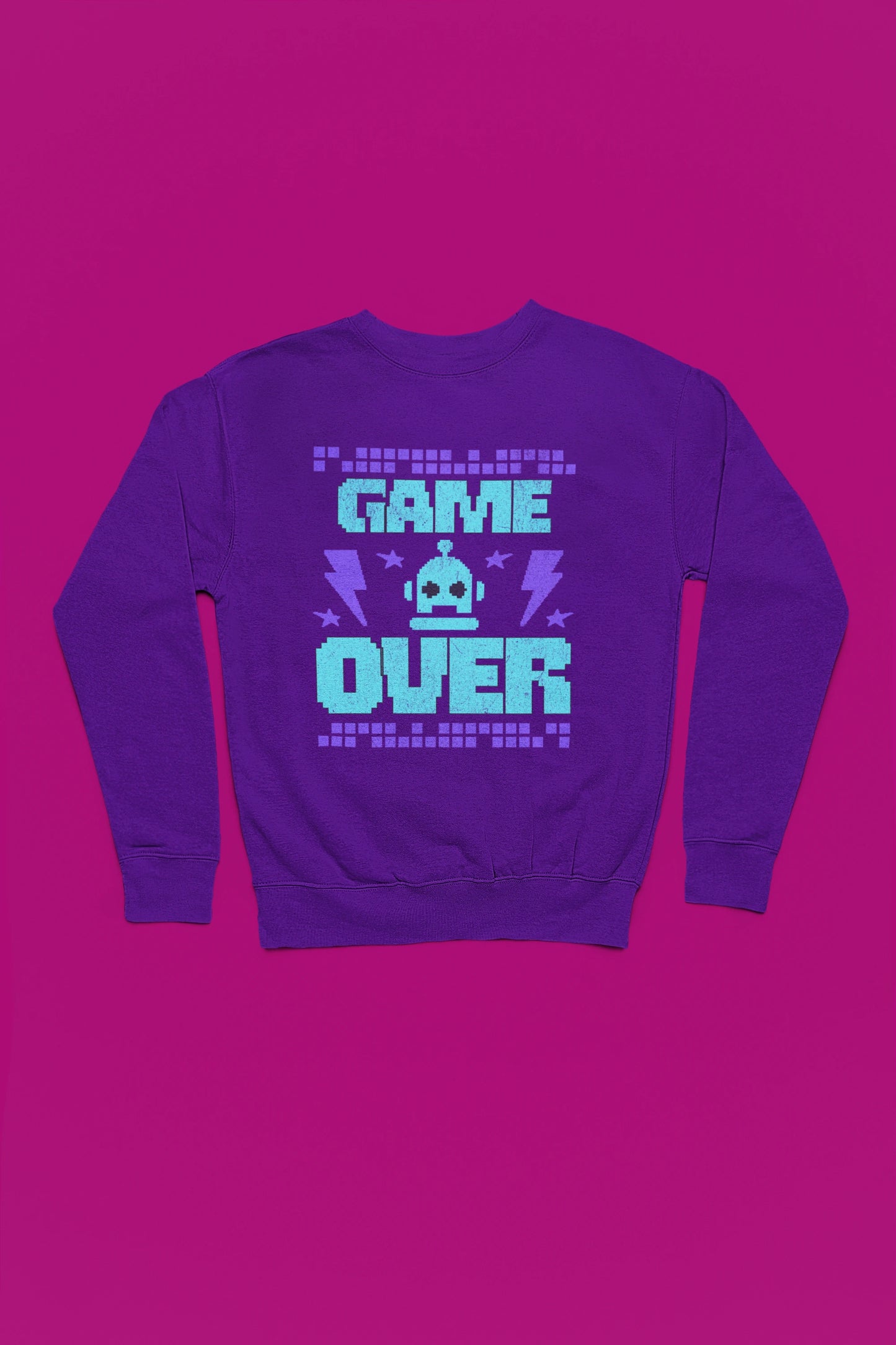 Game Over Robot | Retro-Pixel Pullover fuer Gamer – lila Pullover als Flatlay-Mockup, hochwertiges Nerd- & Gaming-Design Produktfoto.