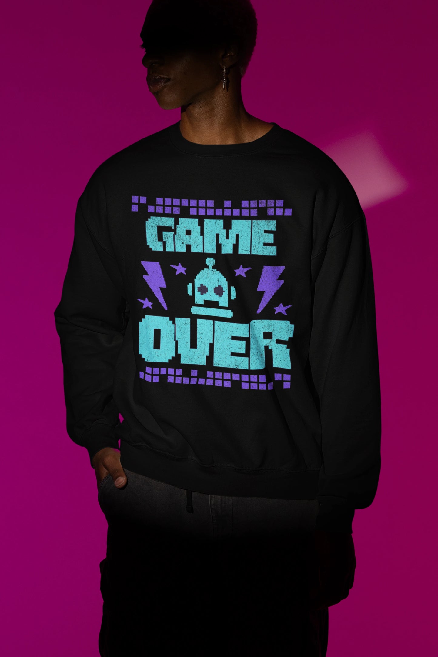 Game Over Robot | Retro-Pixel Pullover fuer Gamer – schwarz Pullover als Maennliches Model-Mockup, hochwertiges Nerd- & Gaming-Design Produktfoto.