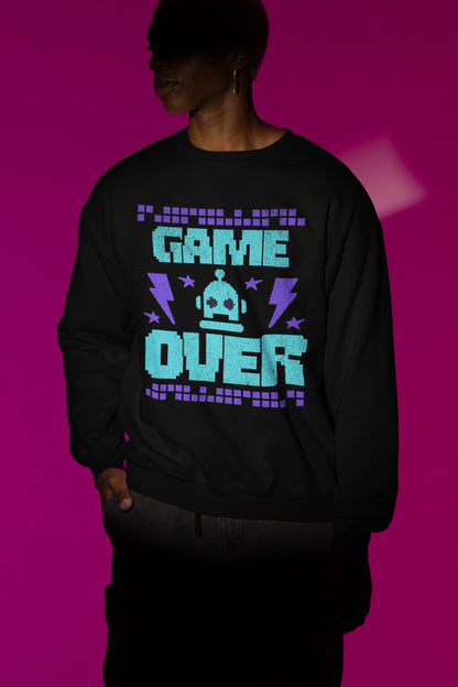 Game Over Robot | Retro-Pixel Pullover fuer Gamer – schwarz Pullover als Maennliches Model-Mockup, hochwertiges Nerd- & Gaming-Design Produktfoto.