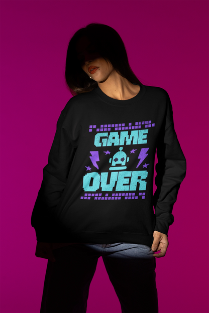 Game Over Robot | Retro-Pixel Pullover fuer Gamer – schwarz Pullover als Weibliches Model-Mockup, hochwertiges Nerd- & Gaming-Design Produktfoto.