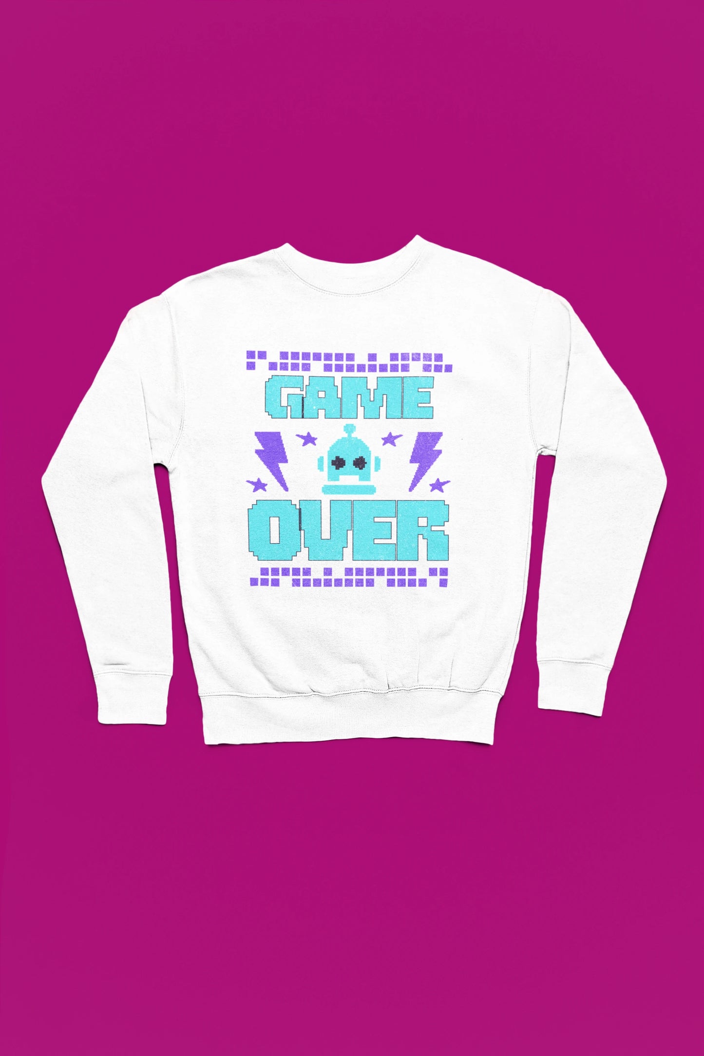 Game Over Robot | Retro-Pixel Pullover fuer Gamer – weiss Pullover als Flatlay-Mockup, hochwertiges Nerd- & Gaming-Design Produktfoto.