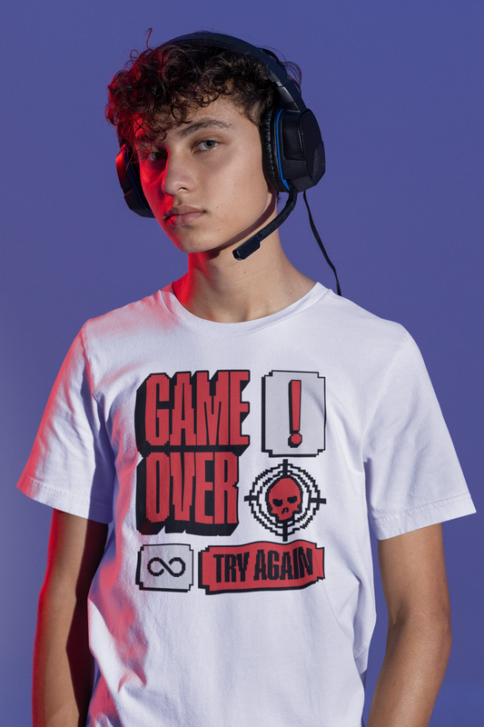 Game Over! Try Again | Retro Gamer T-Shirt – weiss T-Shirt als maennlich-Mockup, modernes Gaming-Design und hochwertiges Produktfoto.