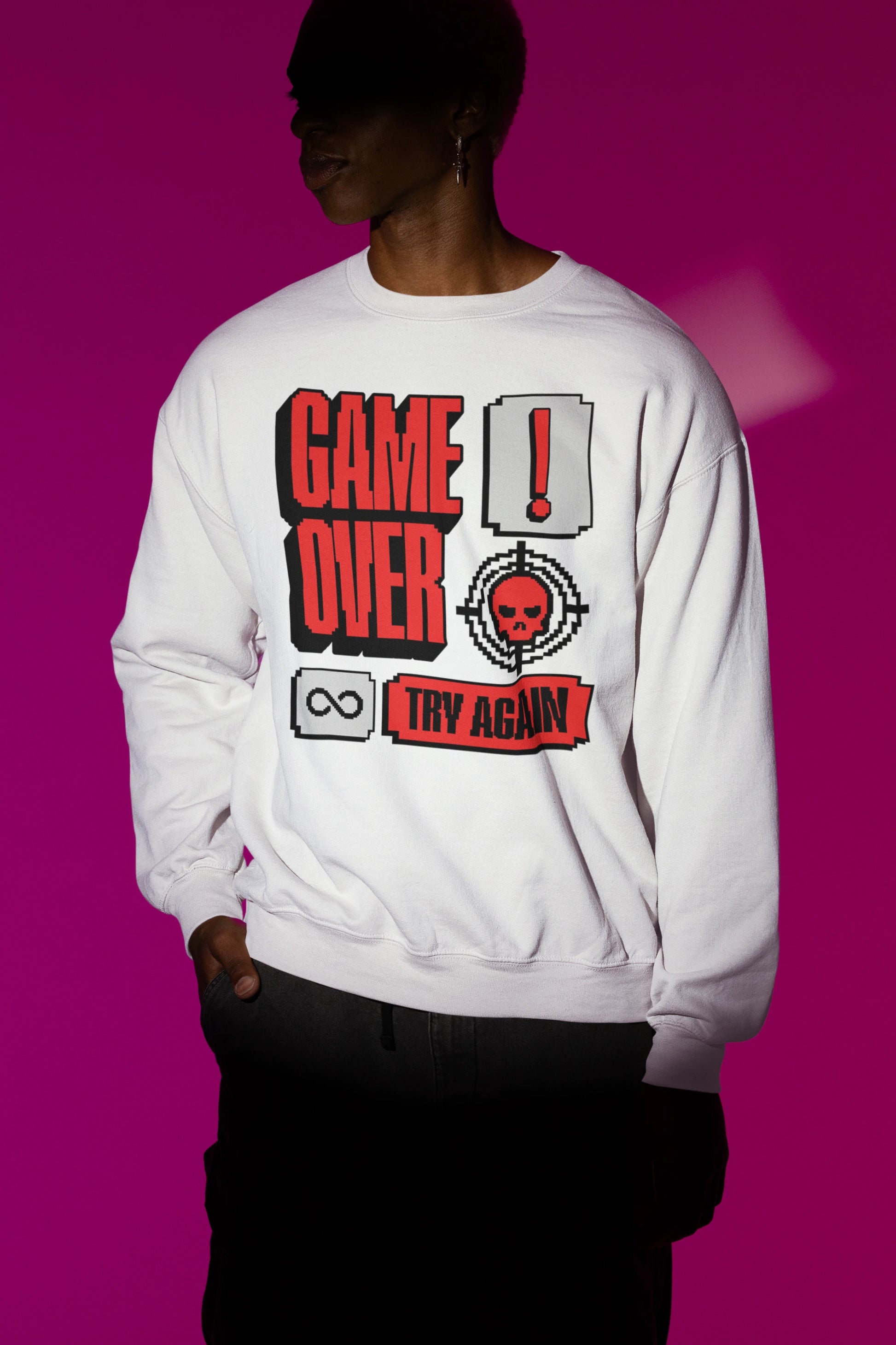 Game Over – Try Again | Retro Pixel Pullover – weiss Pullover als Maennliches Model-Mockup, hochwertiges Nerd- & Gaming-Design Produktfoto.