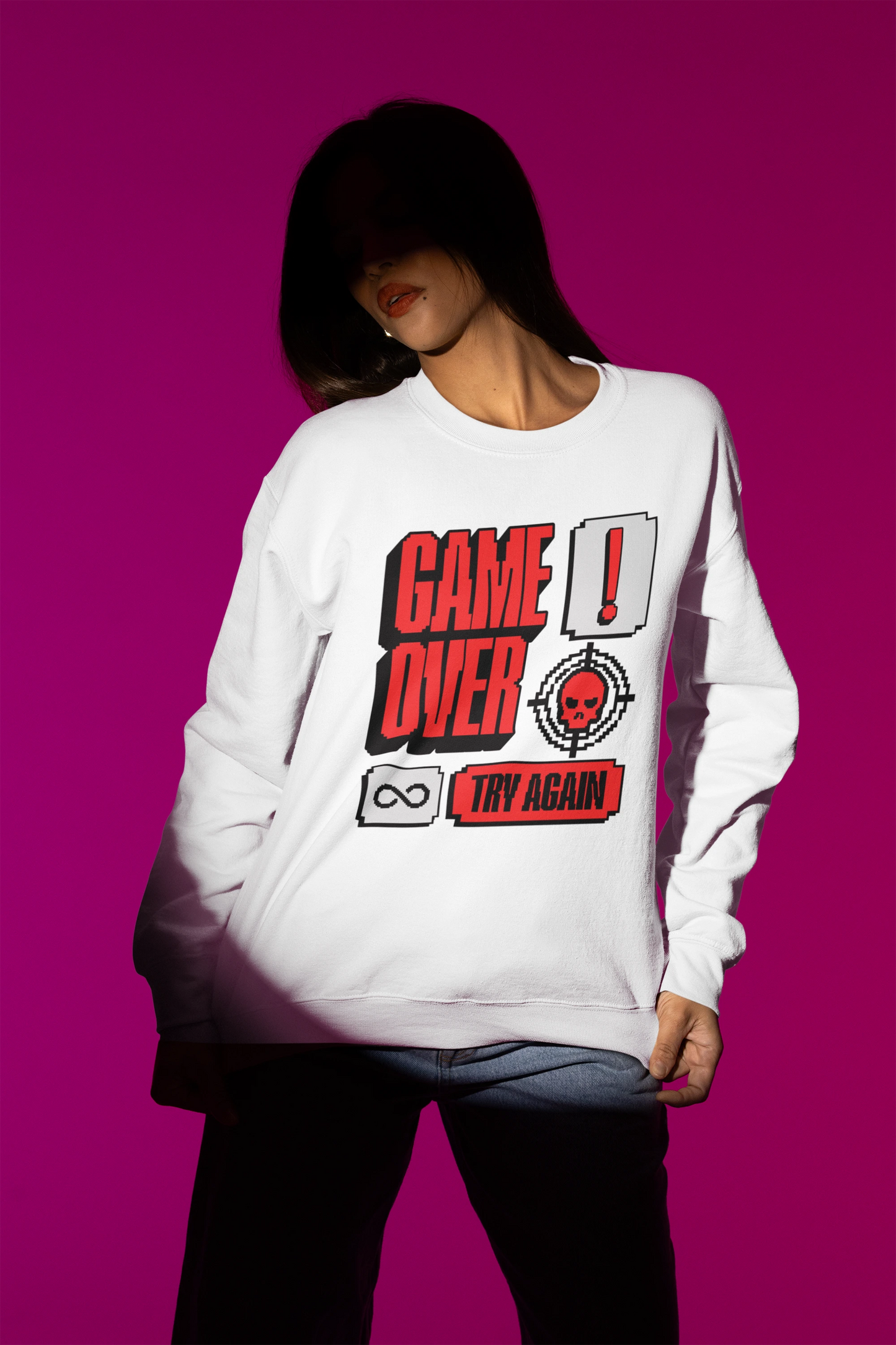 Game Over – Try Again | Retro Pixel Pullover – weiss Pullover als Weibliches Model-Mockup, hochwertiges Nerd- & Gaming-Design Produktfoto.