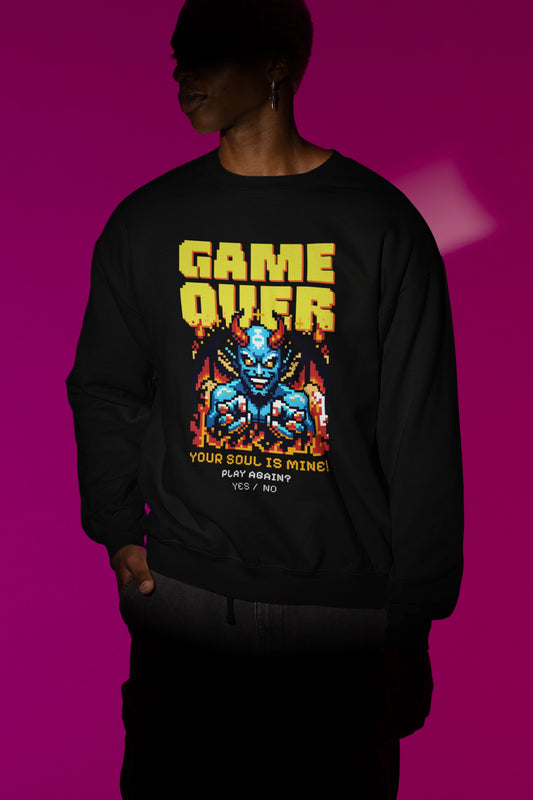 Game Over – Your Soul Is Mine | Retro Pixel Daemon Pullover – schwarz Pullover als Maennliches Model-Mockup, hochwertiges Nerd- & Gaming-Design Produktfoto.