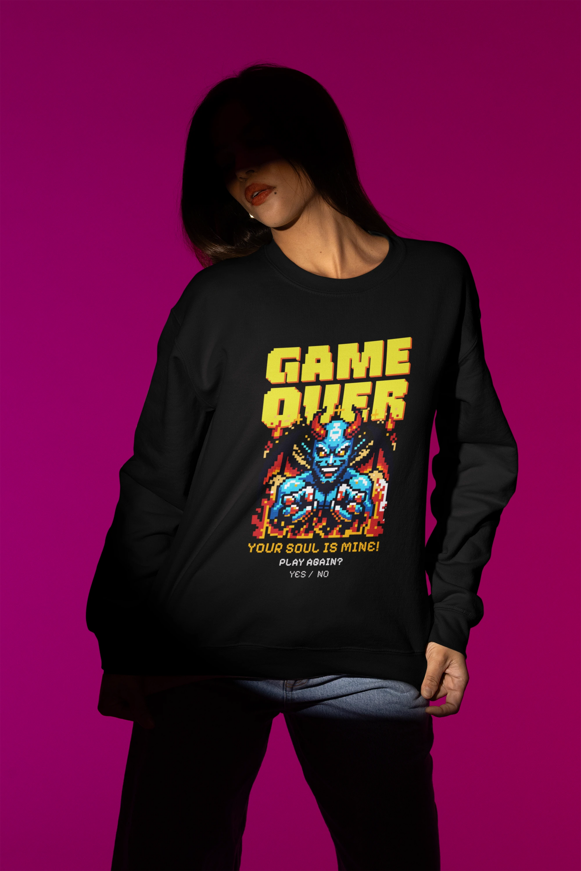 Game Over – Your Soul Is Mine | Retro Pixel Daemon Pullover – schwarz Pullover als Weibliches Model-Mockup, hochwertiges Nerd- & Gaming-Design Produktfoto.