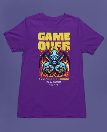 Game Over – Your Soul Is Mine! Retro Pixel Demon T-Shirt für Gamer – lila T-Shirt als flatlay-Mockup, modernes Gaming-Design und hochwertiges Produktfoto.