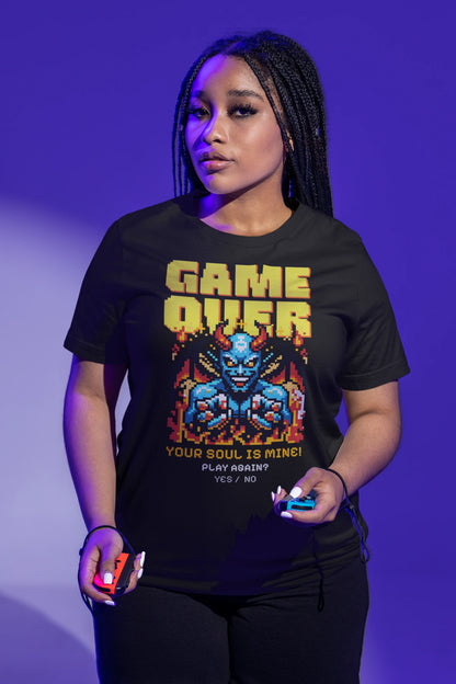 Game Over – Your Soul Is Mine! Retro Pixel Demon T-Shirt für Gamer – schwarz T-Shirt als weiblich-Mockup, modernes Gaming-Design und hochwertiges Produktfoto.