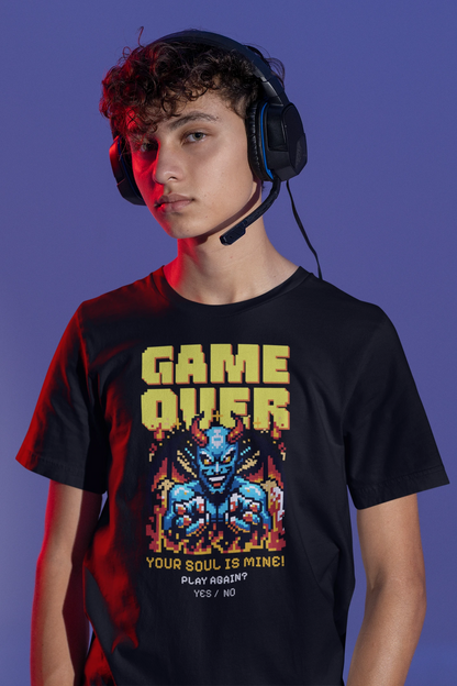 Game Over – Your Soul Is Mine! Retro Pixel Demon T-Shirt für Gamer – schwarz T-Shirt als maennlich-Mockup, modernes Gaming-Design und hochwertiges Produktfoto.