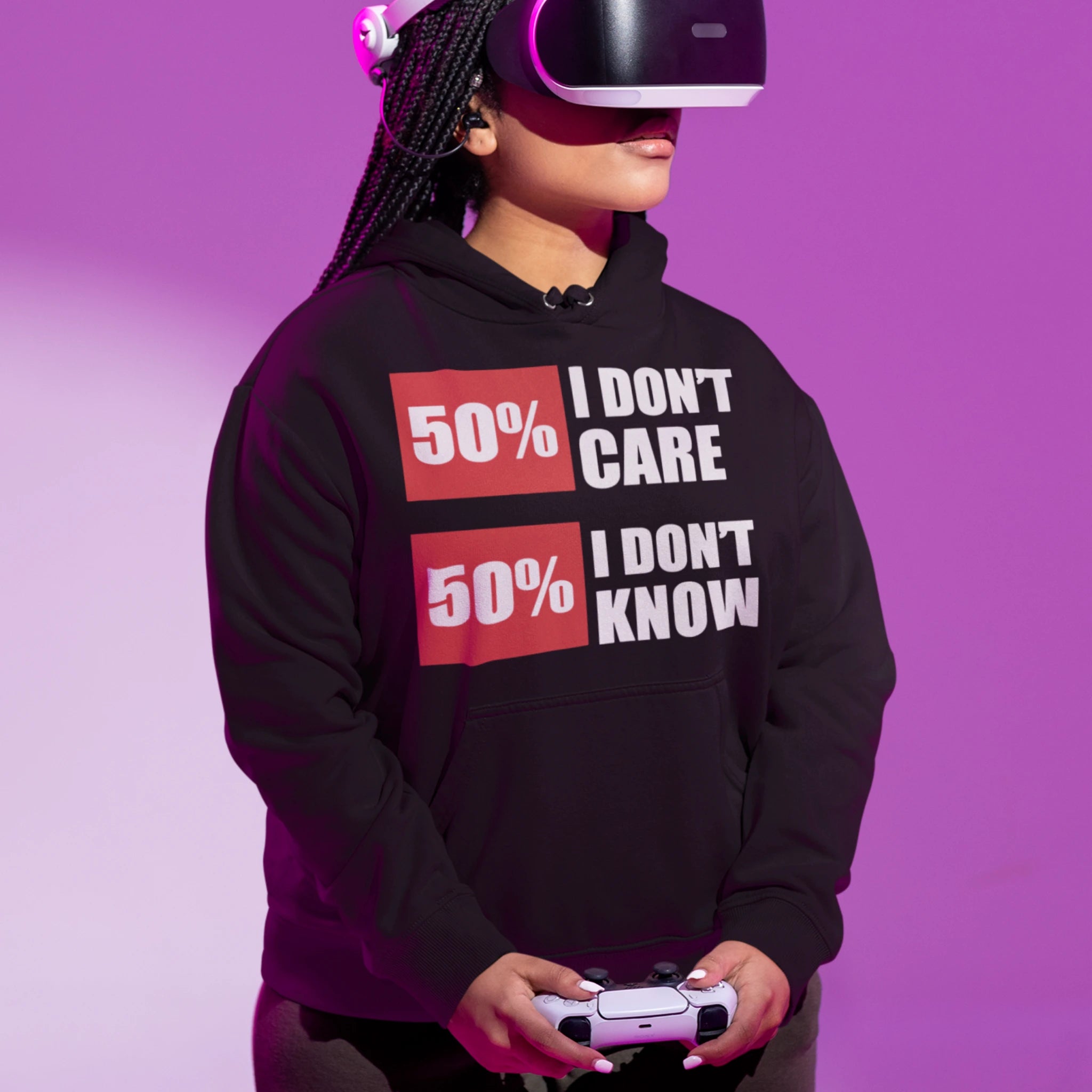 Gamer Hoodie - 50% I Don’t Care schwarz – Gaming Hoodie getragen von weiblichem Model mit 50% I Don’t Care Print