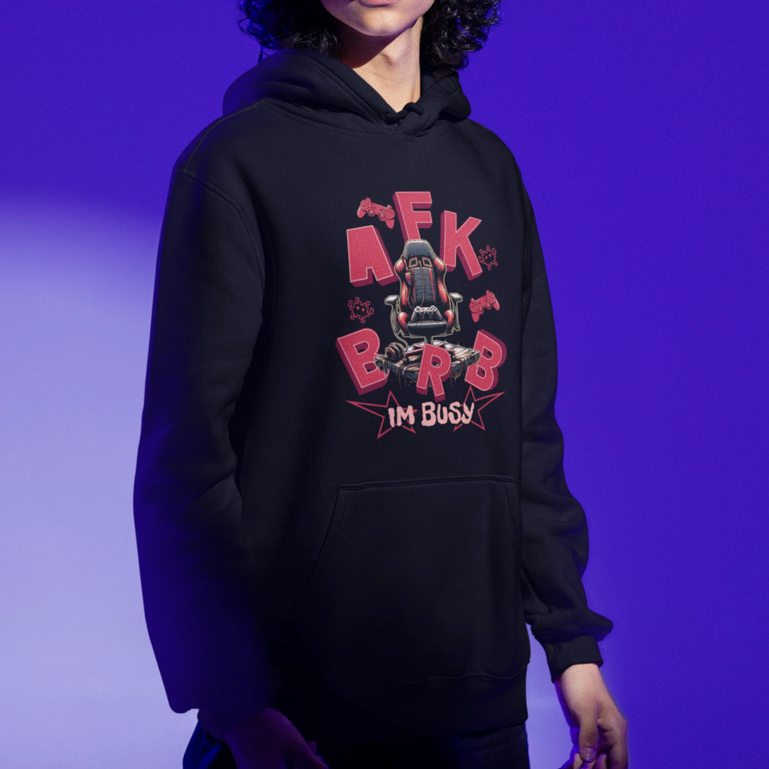 Gamer Hoodie | AFK BRB – I’m Busy in schwarz – Unisex Gaming Hoodie im Nerd & Streetwear Style, getragen von männlichen Model