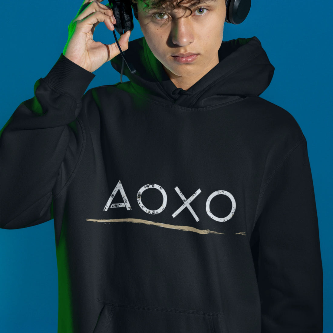 Gamer Hoodie - AOXO schwarz – Gaming Hoodie getragen von maennlichem Model mit AOXO Print