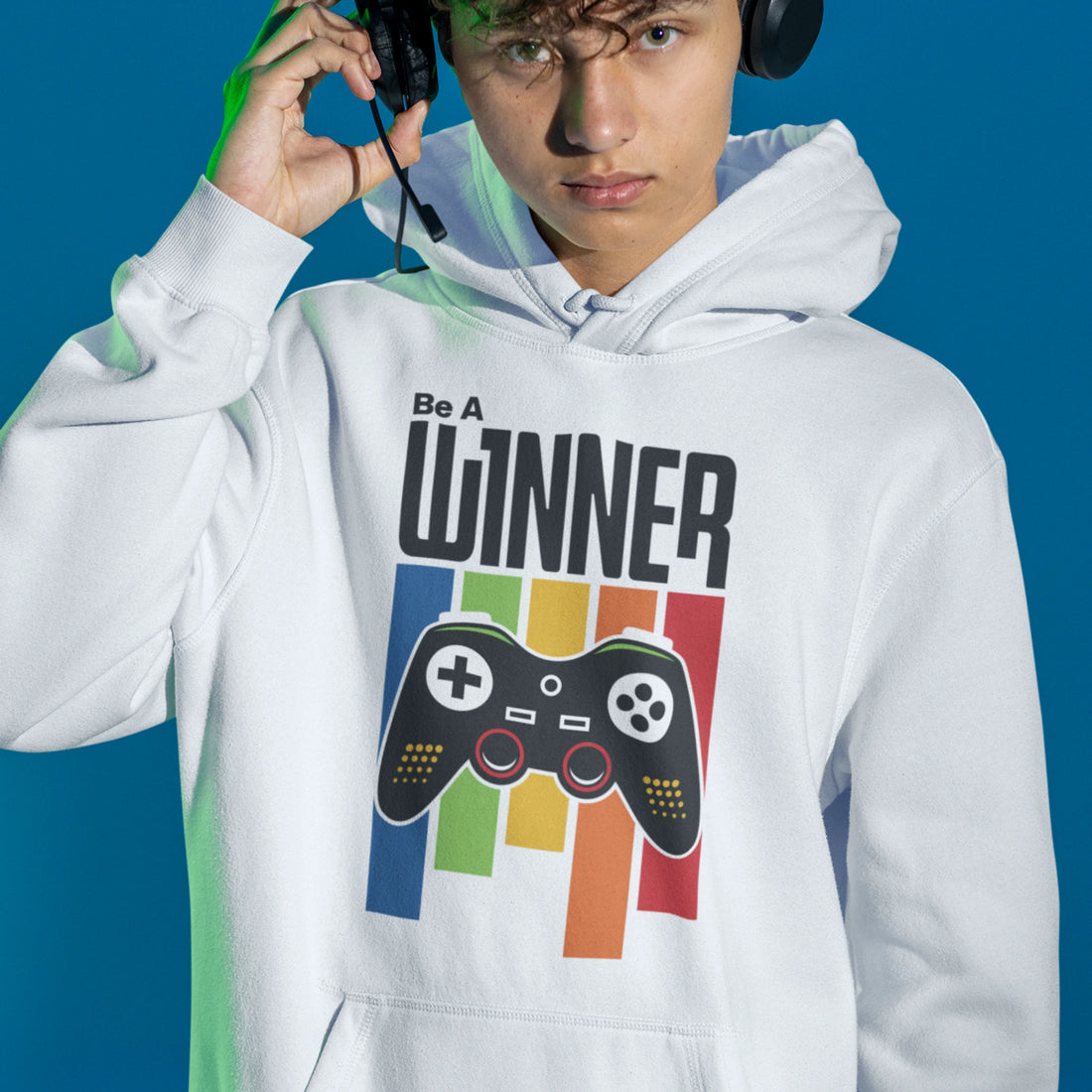Gamer Hoodie - Be A Winner weiss – Gaming Hoodie getragen von maennlichem Model mit Be A Winner Print