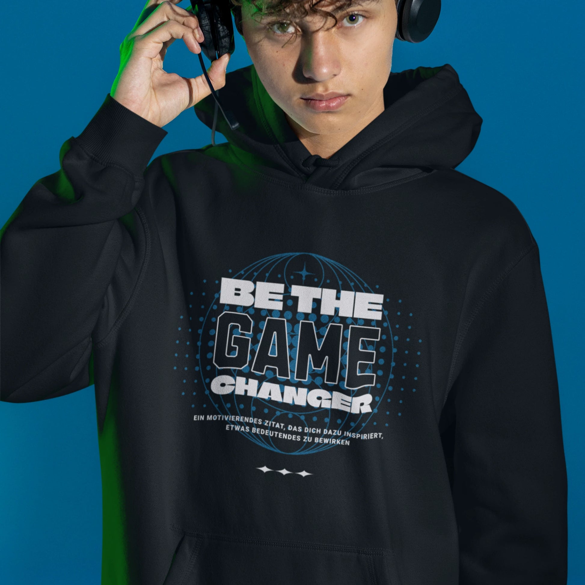 Gamer Hoodie - Be The Game Changer schwarz – Gaming Hoodie getragen von maennlichem Model mit Be The Game Changer Print