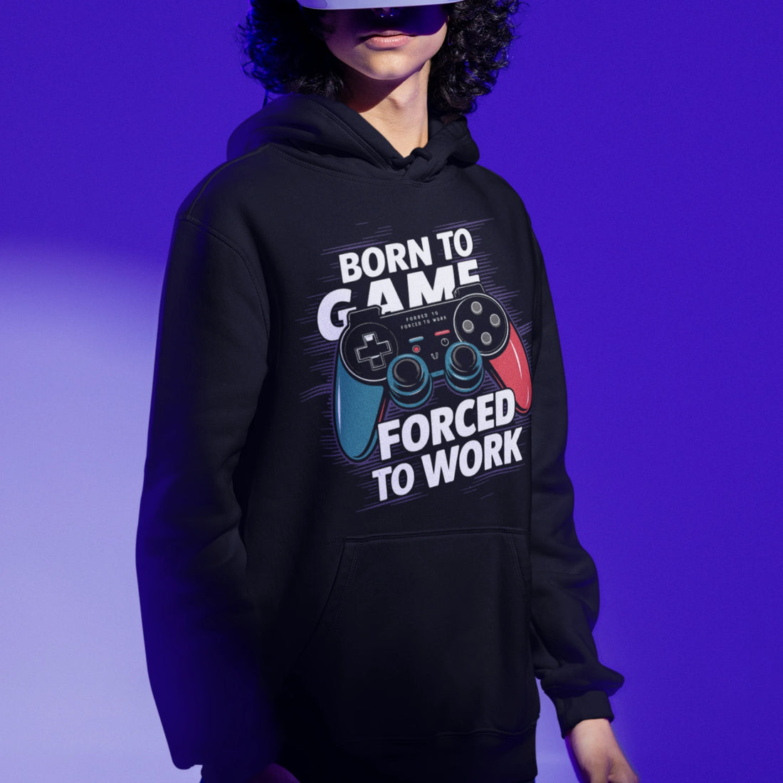 Gamer Hoodie - Born to Game schwarz – Gaming Hoodie getragen von maennlichem Model mit Born to Game Print