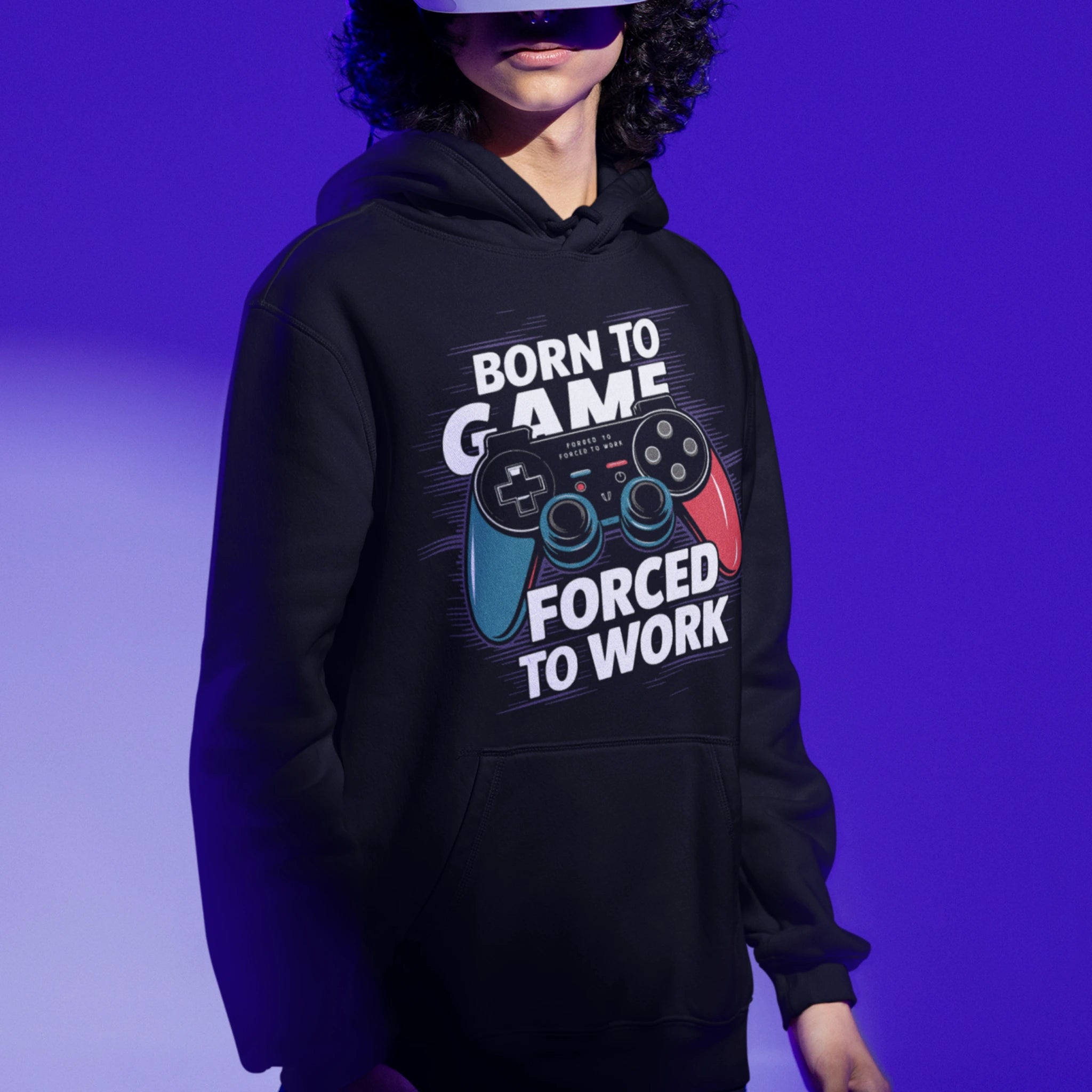 Gamer Hoodie - Born to Game schwarz – Gaming Hoodie getragen von maennlichem Model mit Born to Game Print