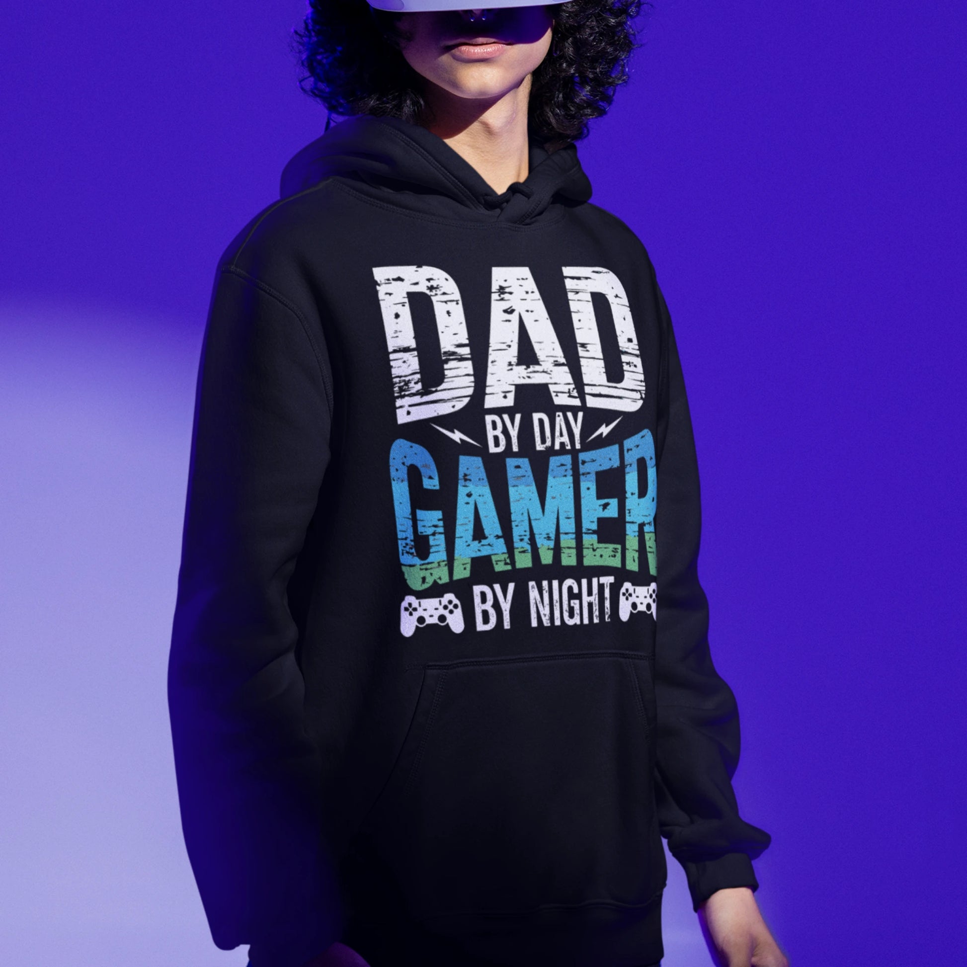 Gamer Hoodie - Dad By Day Gamer By Night schwarz – Gaming Hoodie getragen von maennlichem Model mit Dad By Day Gamer By Night Print