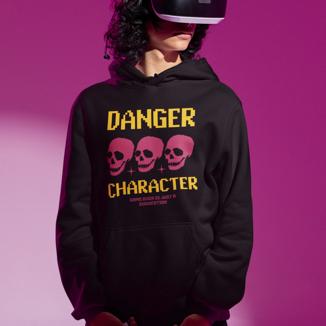 Gamer Hoodie - Danger Character in schwarz – Unisex Gaming Hoodie im Nerd & Streetwear Style, getragen von männlichen Model