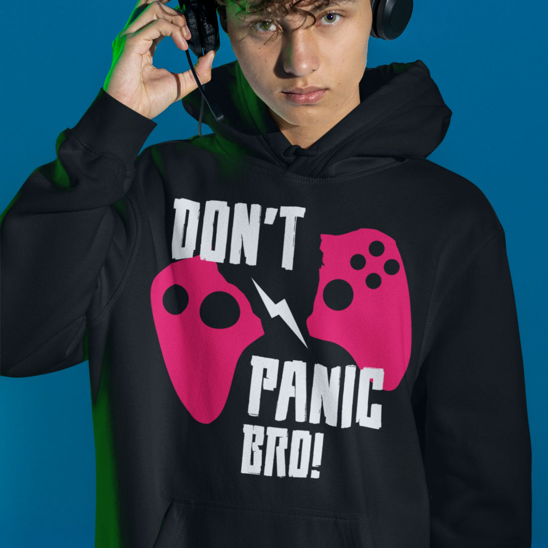 Gamer Hoodie - Don’t Panic Bro schwarz – Gaming Hoodie getragen von maennlichem Model mit Don’t Panic Bro Print