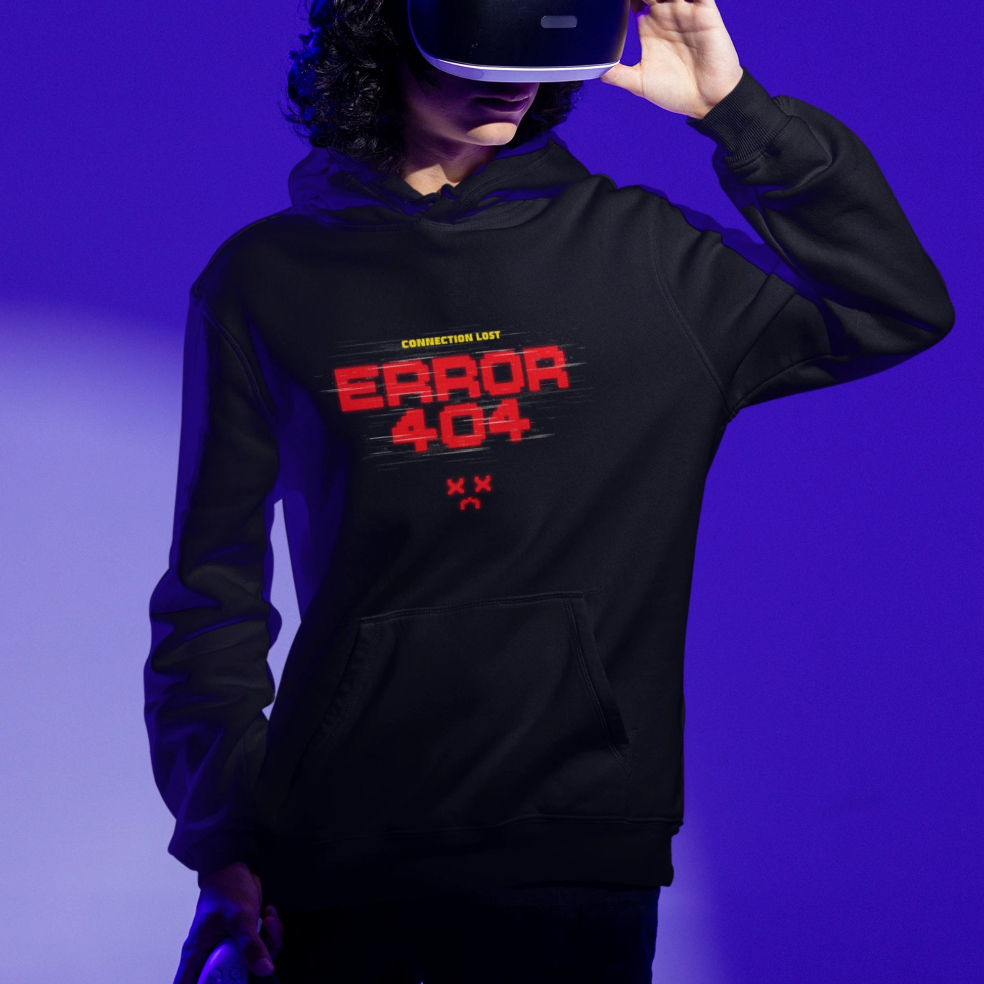 Gamer Hoodie - Error 404 schwarz – Gaming Hoodie getragen von maennlichem Model mit Error 404 Print