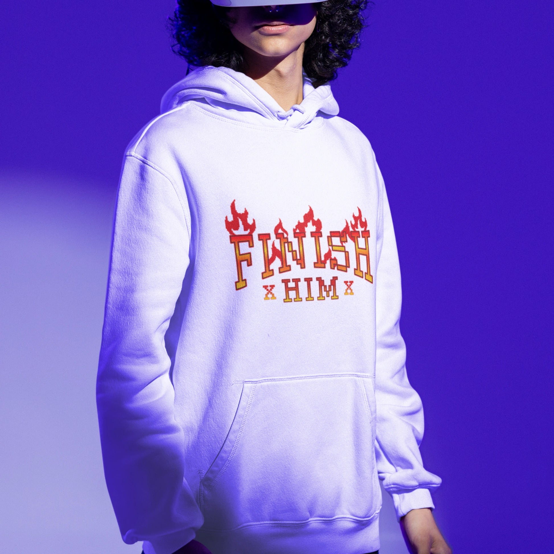 Gamer Hoodie - Finish Him weiss – Gaming Hoodie getragen von maennlichem Model mit Finish Him Print