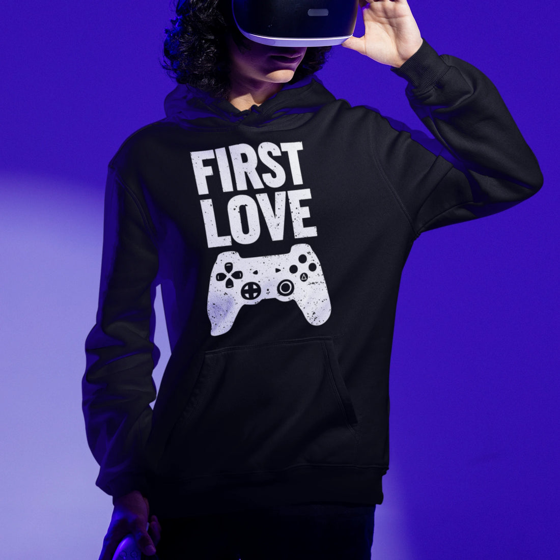 Gamer Hoodie - First Love schwarz – Gaming Hoodie getragen von maennlichem Model mit First Love Print