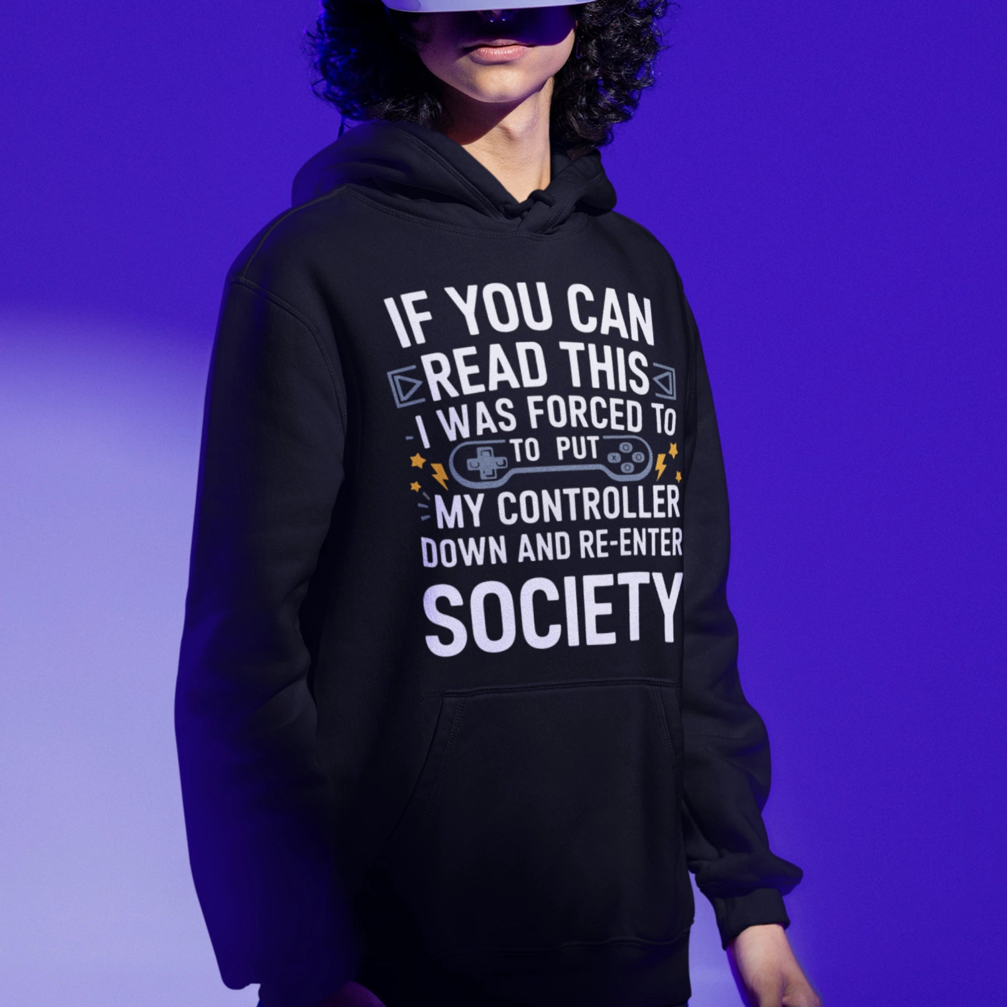 Gamer Hoodie - Forced To schwarz – Gaming Hoodie getragen von maennlichem Model mit Forced To Print