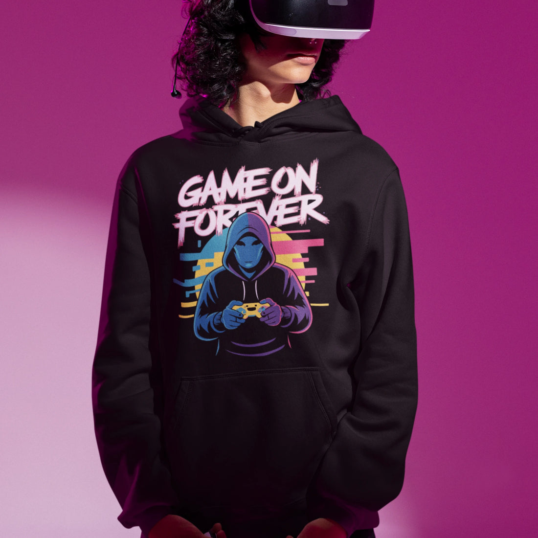 Gamer Hoodie - Game On Forever schwarz – Gaming Hoodie getragen von maennlichem Model mit Game On Forever Print
