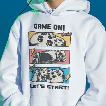 Gamer Hoodie | Game On – Level Up weiss – Gaming Hoodie getragen von maennlichem Model mit Gamer  | Game On – Level Up Print