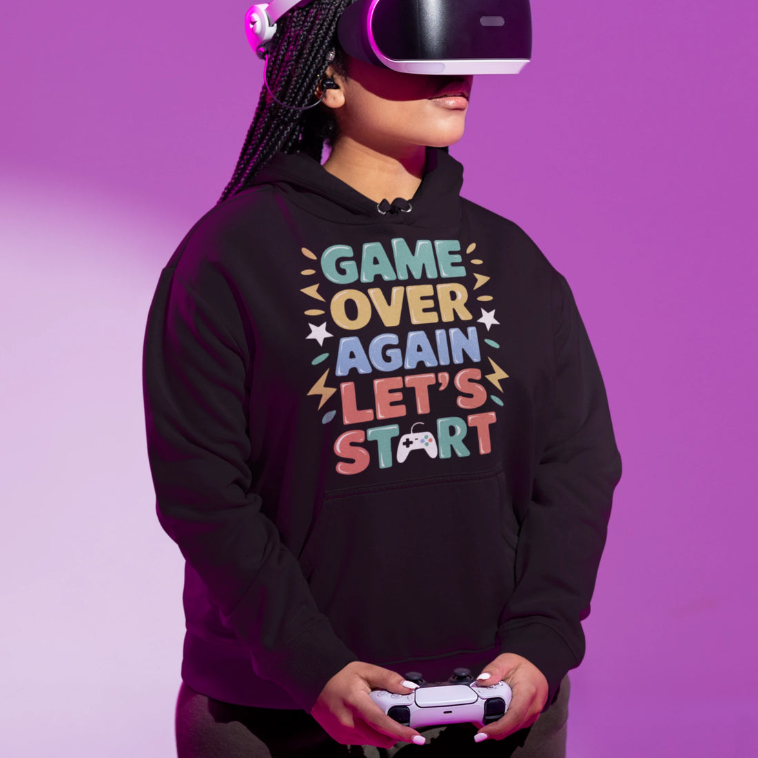 Gamer Hoodie - Game Over Again? schwarz – Gaming Hoodie getragen von weiblichem Model mit Game Over Again? Print