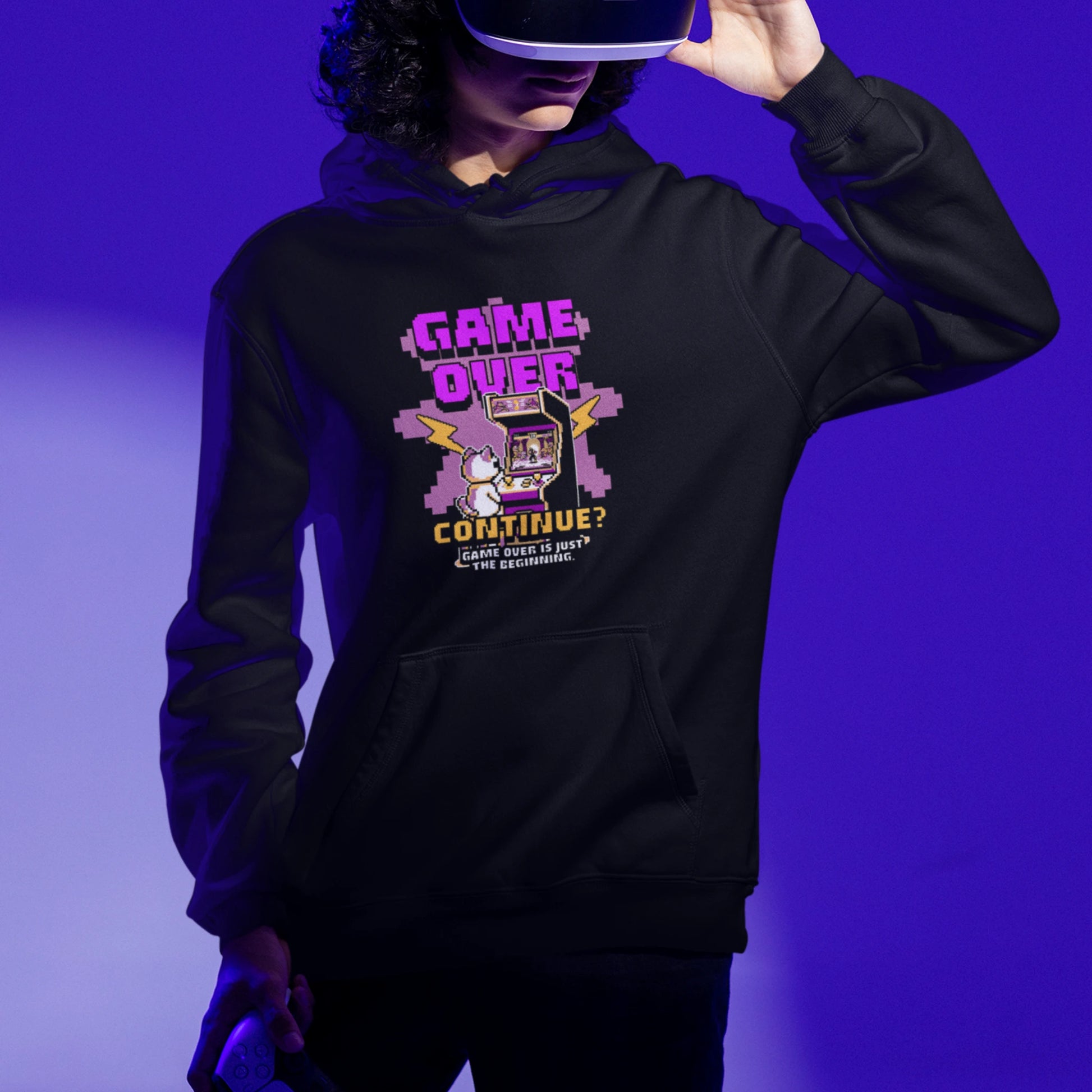 Gamer Hoodie - Game Over Continue? in schwarz – Unisex Gaming Hoodie im Nerd & Streetwear Style, getragen von männlichen Model