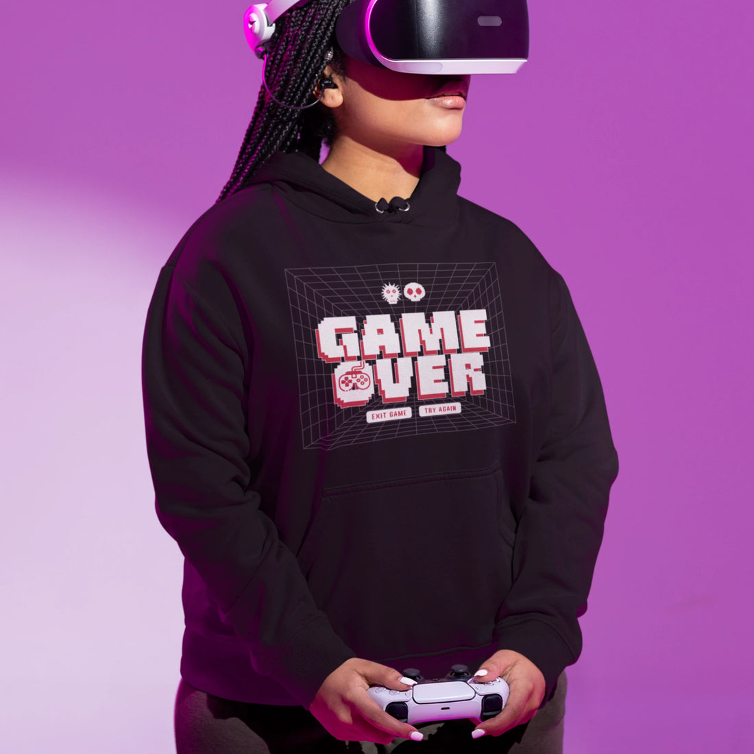 Gamer Hoodie - Game Over Grid in schwarz – Unisex Gaming Hoodie im Nerd & Streetwear Style, getragen von weiblichen Model