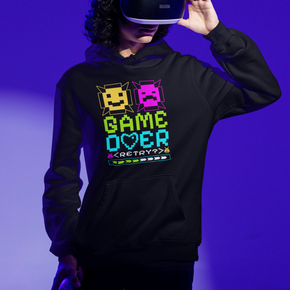 Gamer Hoodie | Game Over – Retry? in schwarz – Unisex Gaming Hoodie im Nerd & Streetwear Style, getragen von männlichen Model