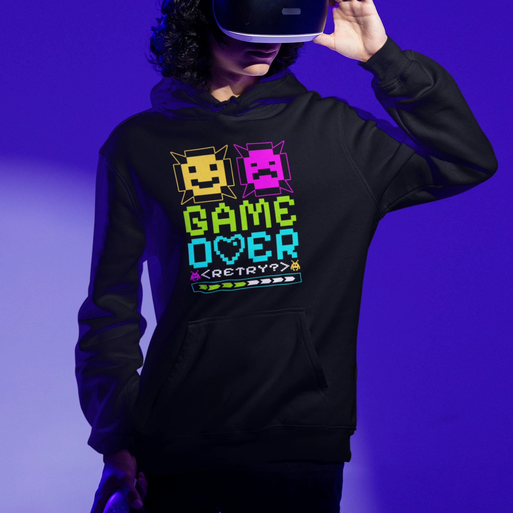 Gamer Hoodie | Game Over – Retry? in schwarz – Unisex Gaming Hoodie im Nerd & Streetwear Style, getragen von männlichen Model