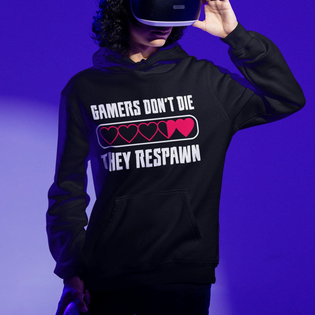 Gamer Hoodie - Gamers Don’t Die schwarz – Gaming Hoodie getragen von maennlichem Model mit Gamers Don’t Die Print