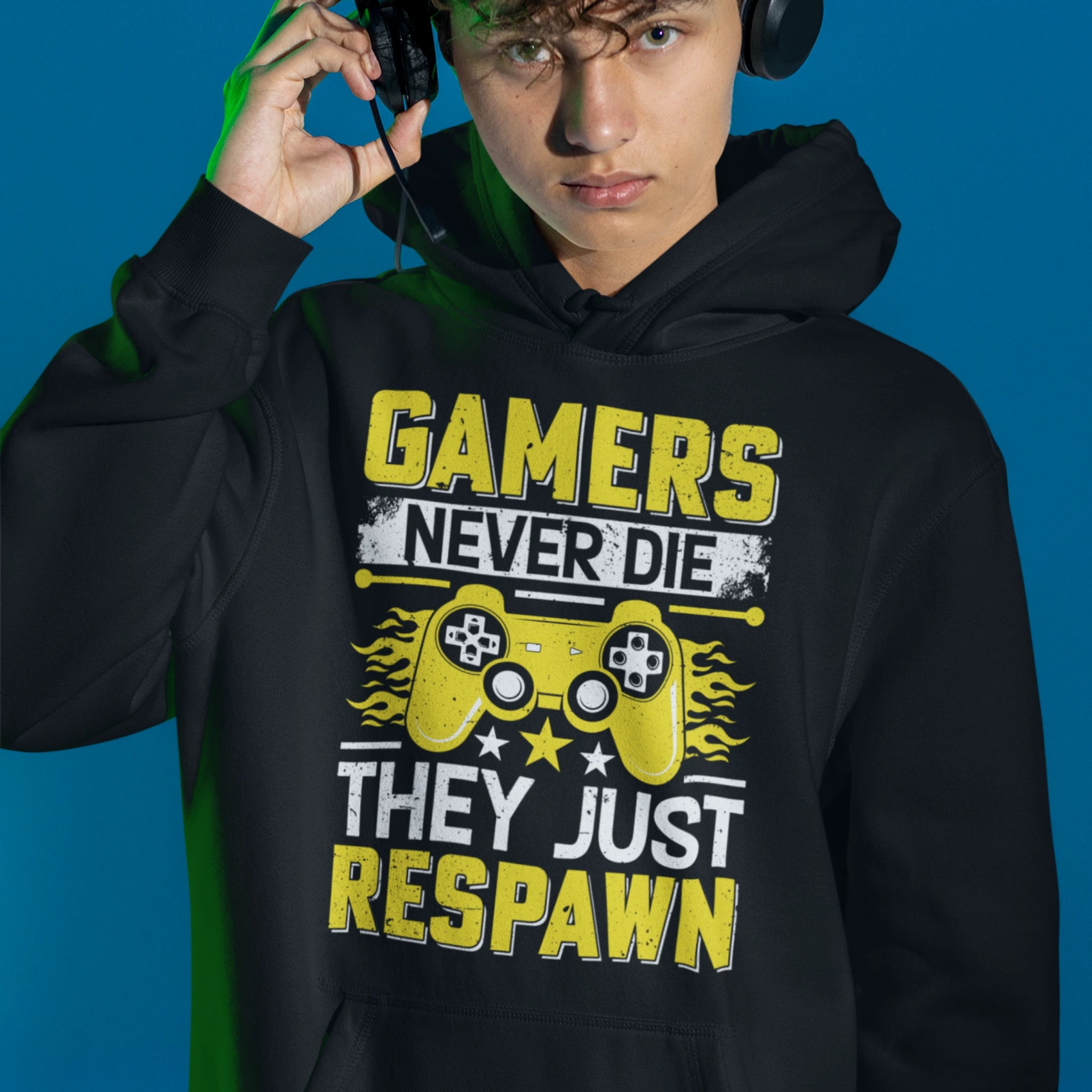 Gamer Hoodie - Gamers Never Die schwarz – Gaming Hoodie getragen von maennlichem Model mit Gamers Never Die Print